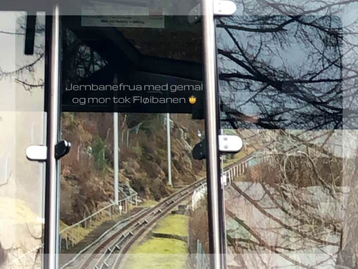 Jernbanefrua med mann og mor tok Fløibanen..