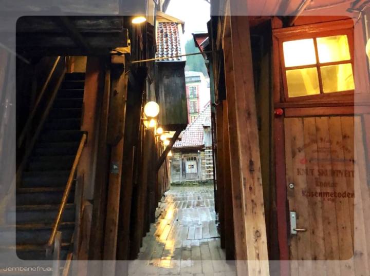 Jernbanefrua besøkte Tyskebryggen, Hansabryggen i Bergen