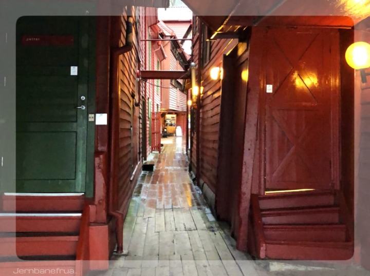 Jernbanefrua på Tyskebryggen, Hansabryggen i Bergen