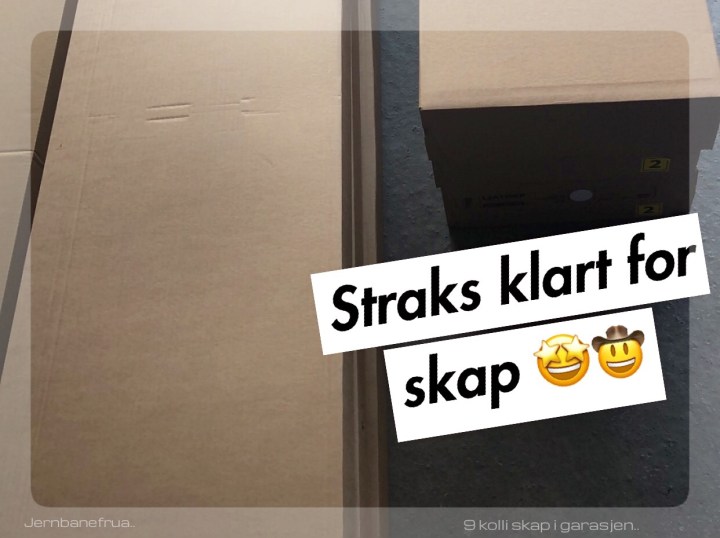 Jernbanefruas nye vitrineskap i esker.