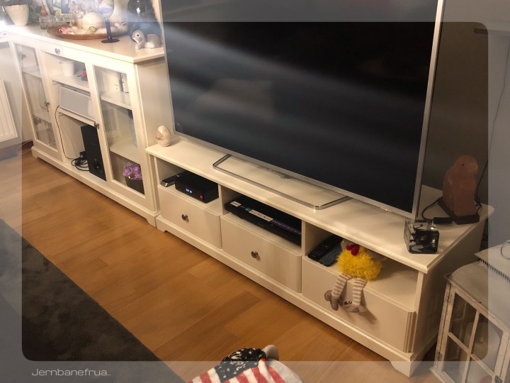 Jernbanefruas nye skjenk og TV benk. 