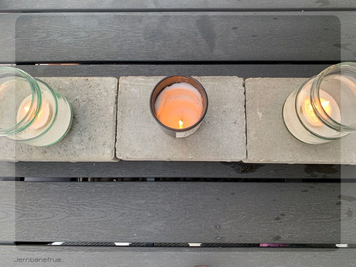 Telysestaker av syltetøyglass. 