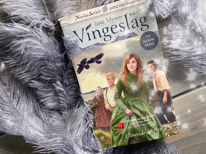 Vingeslag 1. Ulmende krefter, av Jane&nbsp;Mysen.