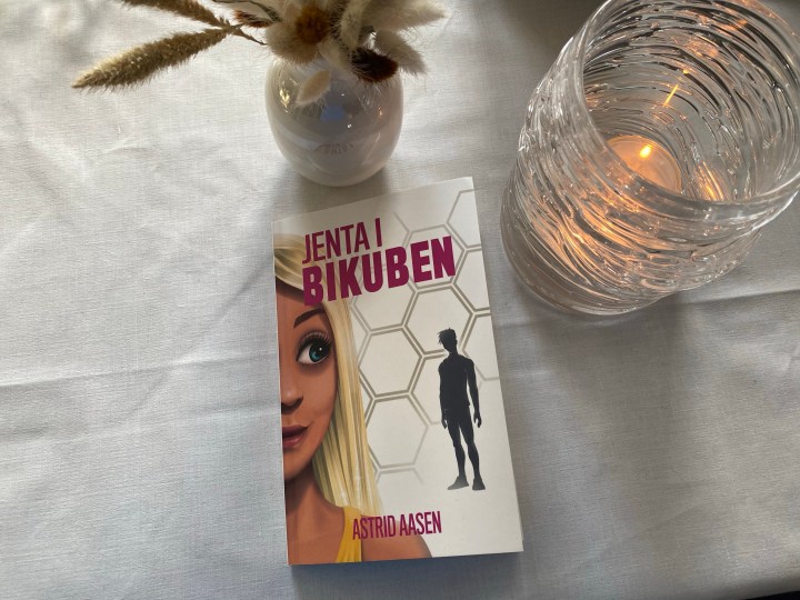 Bokanmeldelse. Jenta i Bikuben, av Astrid&nbsp;Aasen